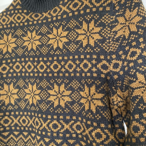 H&M knit turtleneck Sweater snowflake pattern - Picture 2 of 7